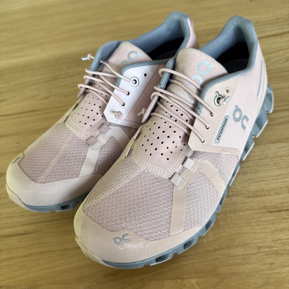 ON CLOUD Running WOMEN ROSE/LUNAR Sz W7.5 Waterproof Sneakers Shoes